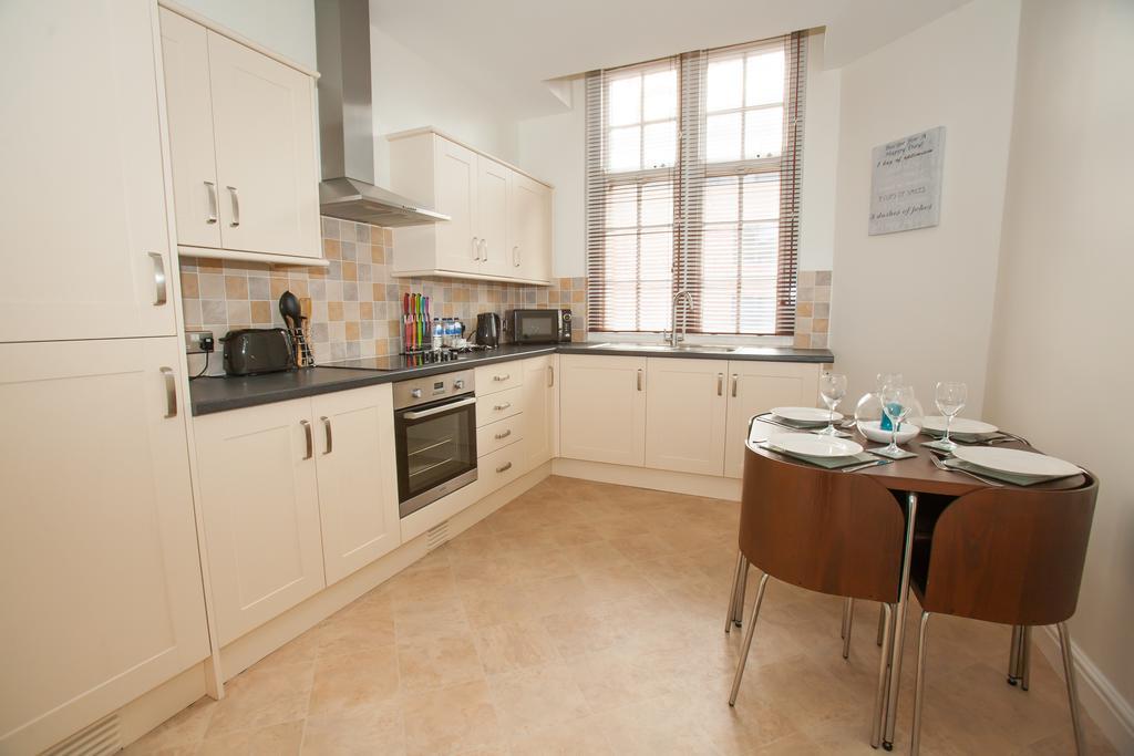 Comfortable Swindon Town Centre Apartments, Free Parking, Sleeps Up To 6 Exterior photo