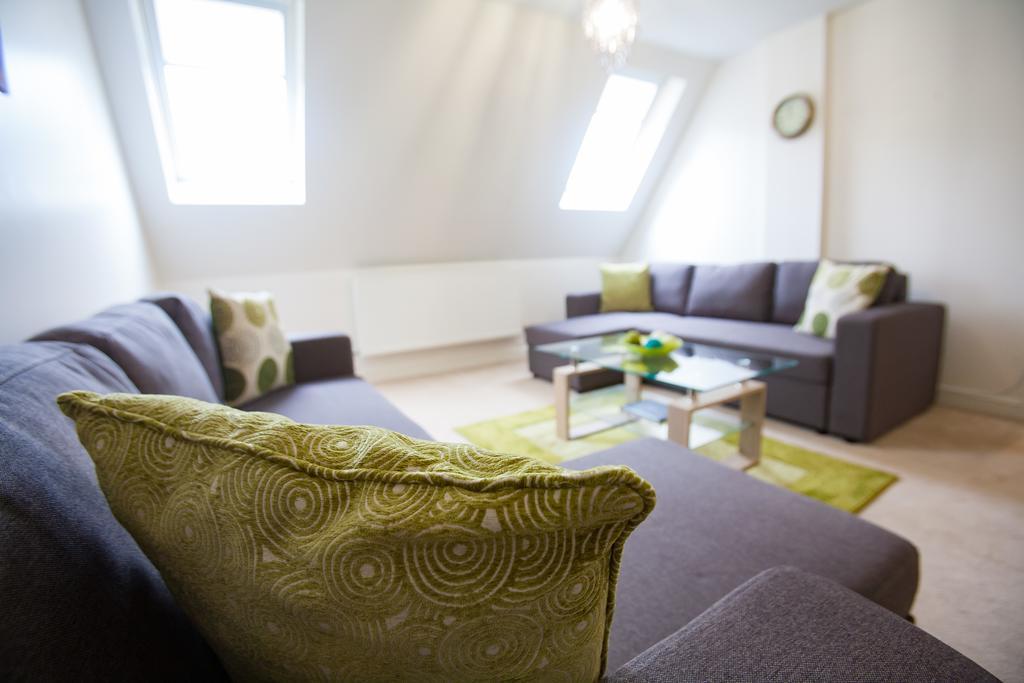 Comfortable Swindon Town Centre Apartments, Free Parking, Sleeps Up To 6 Exterior photo
